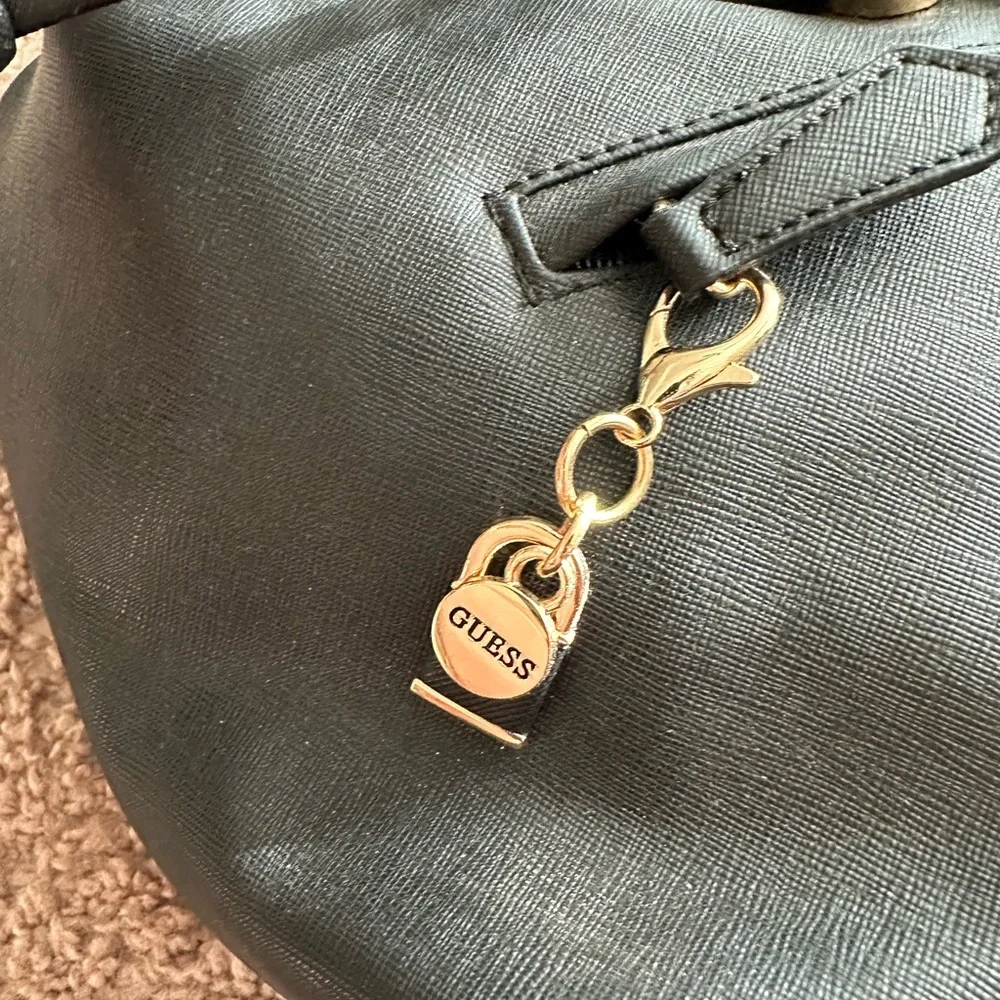 🌺Guess backpack🌺 - Picture 3 of 5